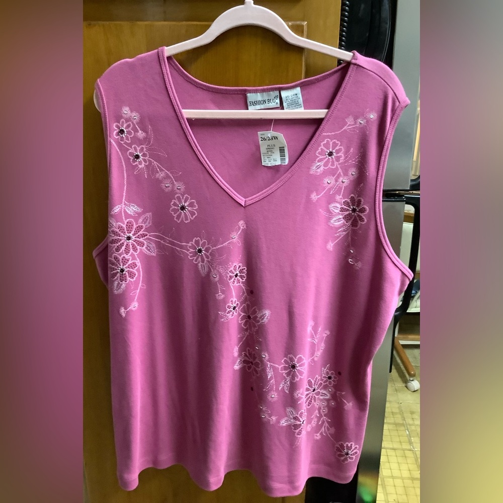 New with tags 26/28 Fashion Bug 2X Pink Sleeveless Tank Top with Floral Design